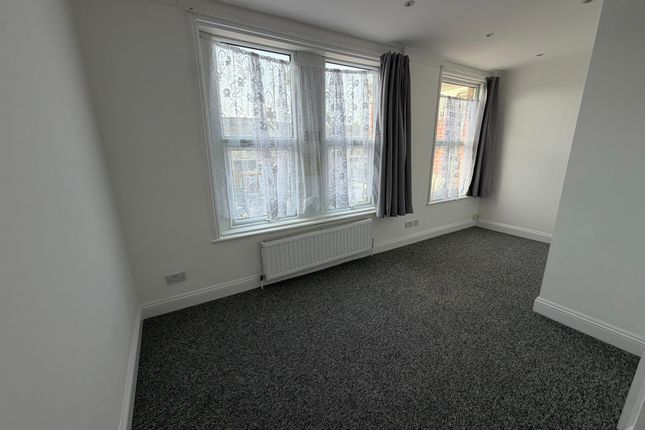 20c Ashgrove Road, Ilford Essex photo 2
