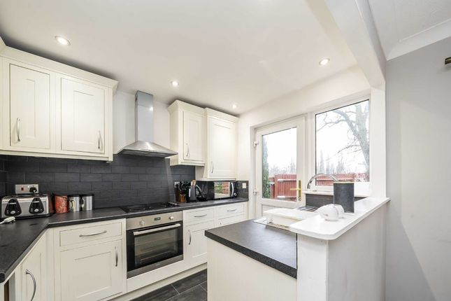 Property to rent in Kings Chase, East Molesey