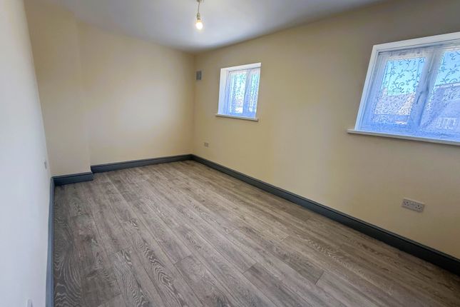 15 Monarch Close, FELTHAM photo 4