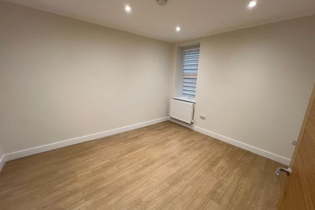 Flat to rent in Victoria Road, Swindon