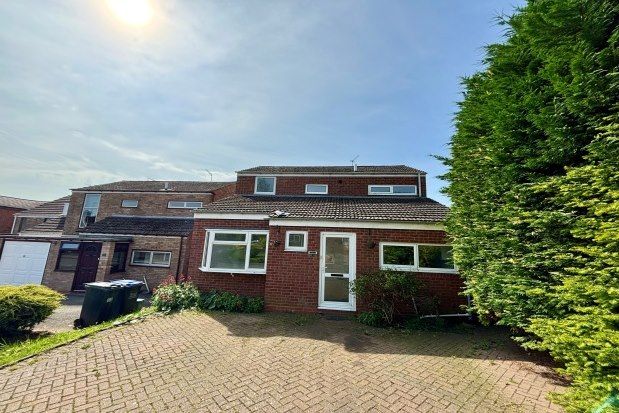 Detached house to rent in Lloyd Close, Warwick