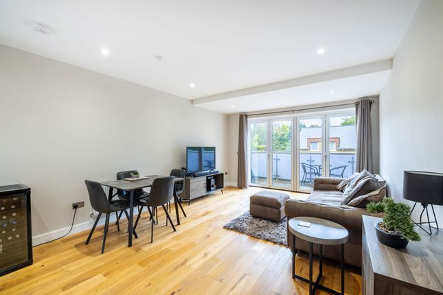 3 Harrylock Court, Purley photo 4
