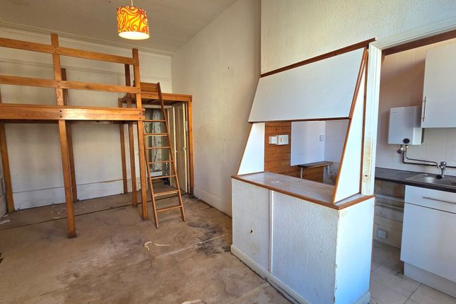 Flat 2, 16 Southfields Road, Eastbourne photo 2