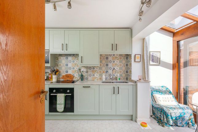 0W6Rww - Kitchen E.Jpg