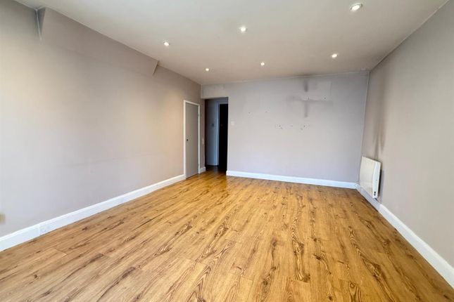 Flat 5, 92, Aldborough Road South, Ilford photo 2