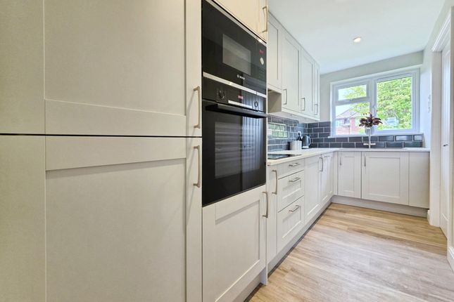 32 Upper Weybourne Lane, Farnham photo 3