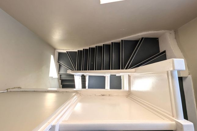 Flat D, 127 Knatchbull Road, Camberwell, London photo 3