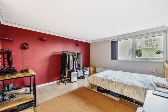 Flat for sale in Northlands Drive, Twyford Court Northlands Drive