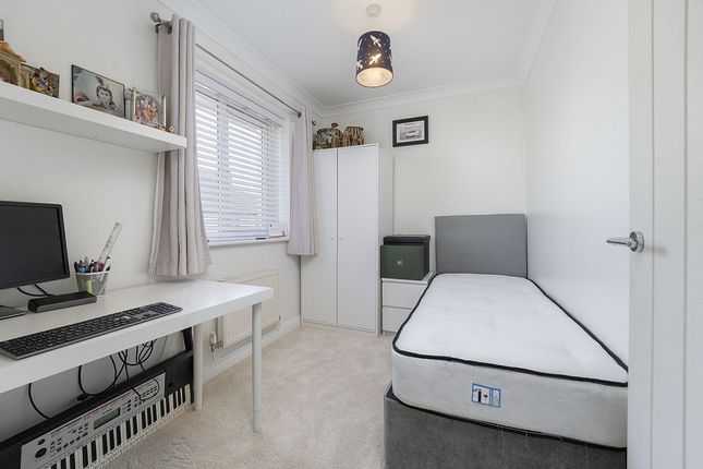 7, The Hemsleys, Crawley photo 2