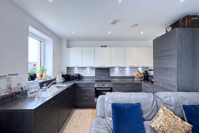 Flat 11, Metropolitan Court, Edgware photo 2