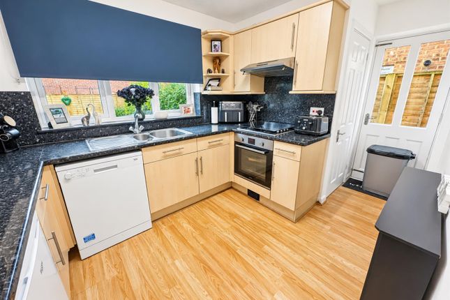 Sinclair Close, Crawley photo 4