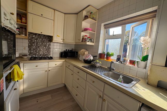 22 Rostrevor Gardens, Southall photo 5