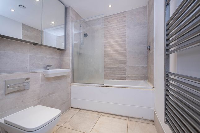 Flat 71, Lion Court, Swan Street, Isleworth photo 2