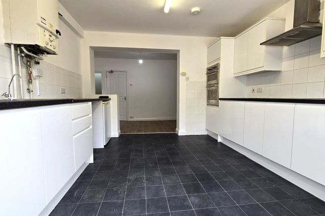 29, Queens Drive, Waltham Cross photo 3