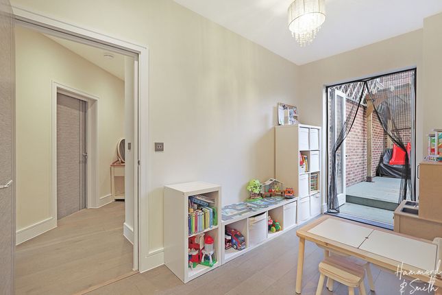Flat for sale in Star Lane, Epping