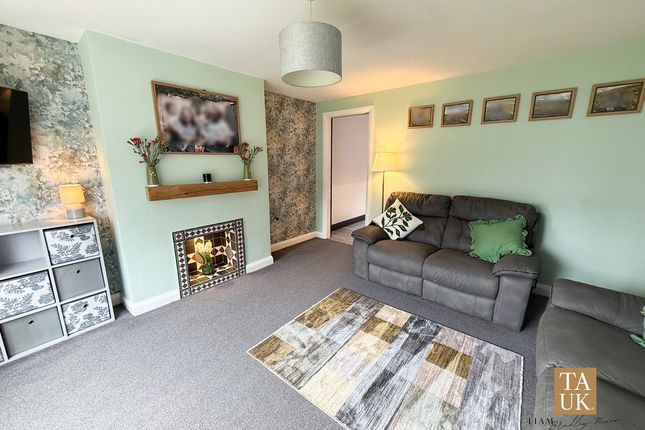 30, Cheviot Close, Rochdale photo 2