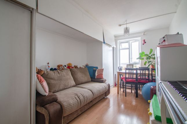 144 Strongbow Crescent, London photo 5