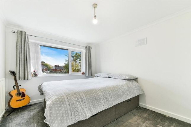 13 vineyard Road, Feltham photo 4