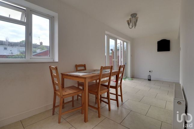 25, Hookfield, Harlow photo 3