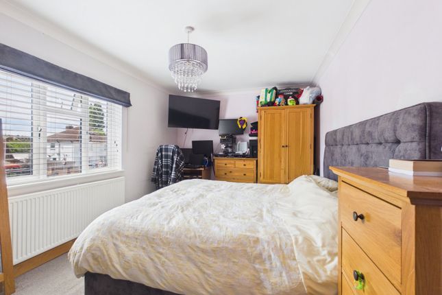 339, Feltham Hill Road, Surrey photo 4