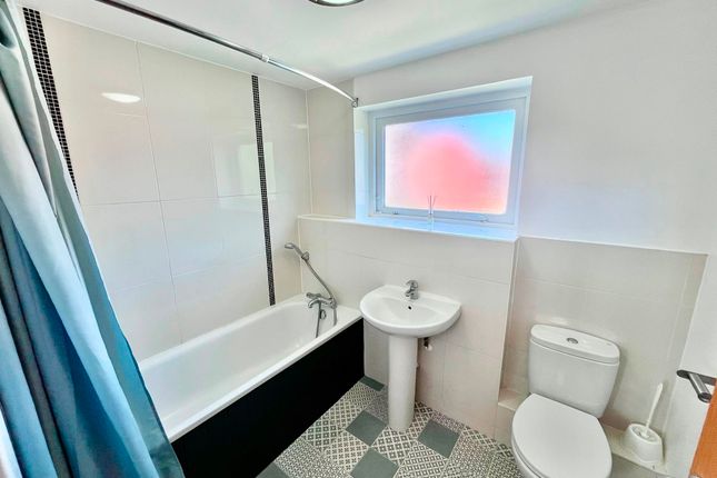 16 North Crawley Road, Newport Pagnell photo 4