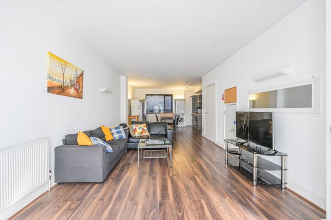 4-bed house on Old Library Court, Bow, £3,500/mo