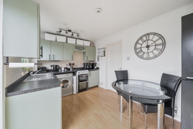48, Armstrong Way, Reading photo 3