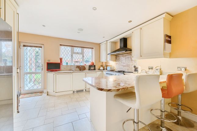 32, Summersbury Drive, Surrey photo 4