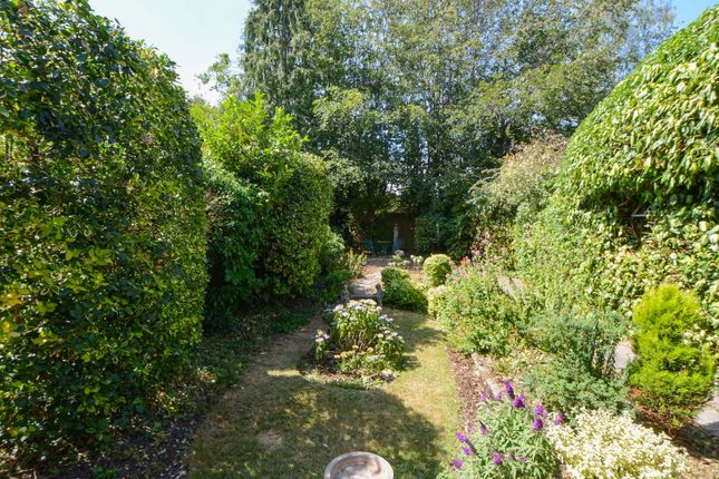 12 Glen Way, Leicester photo 4