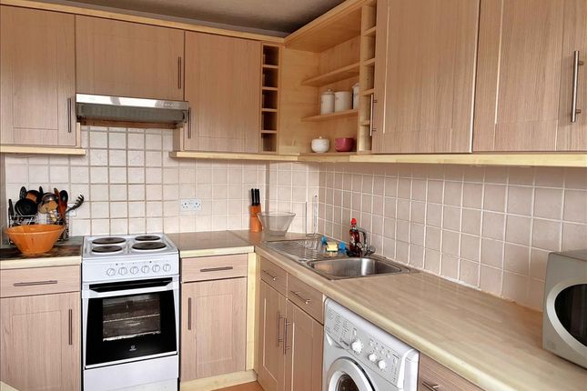 28, Deerhurst Close, Feltham photo 5