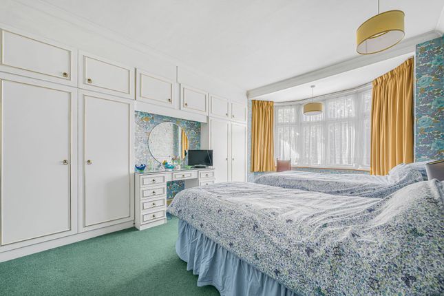 15 Cranmore Avenue, Isleworth photo 4