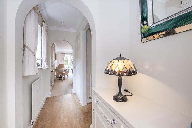 24, Harvest Lane, Thames Ditton photo 4