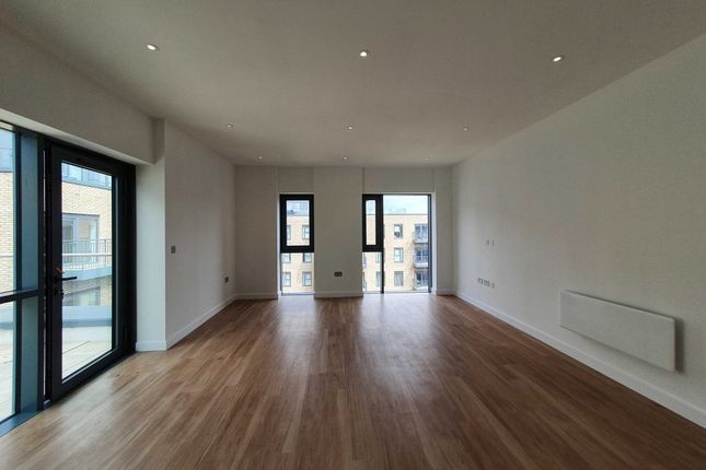 Thumbnail Flat to rent in Commander Avenue, London