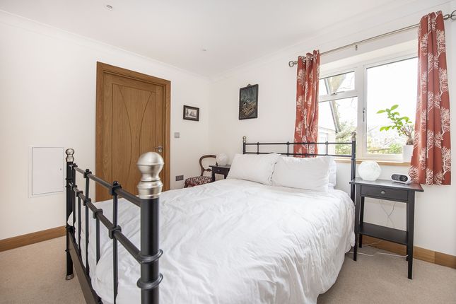 Flat to rent in Beechwood Close, Long Ditton, Surbiton