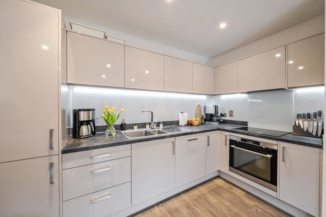 Flat 15, Scott Court, 4, Broome Way, London photo 4