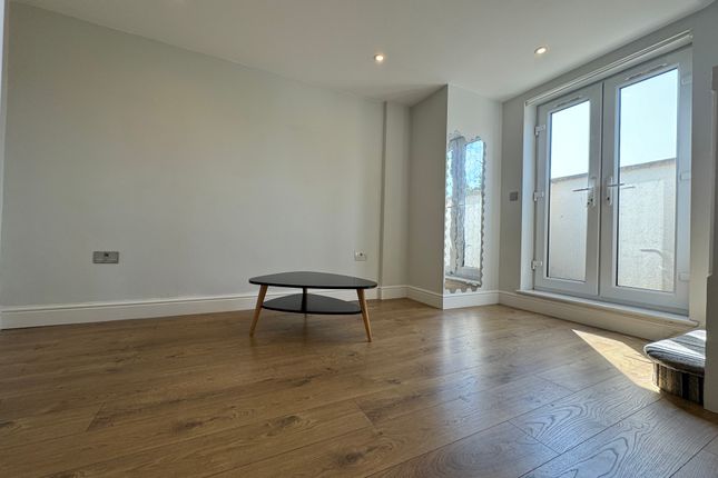 3, Fairlawn Avenue, Chiswick photo 2