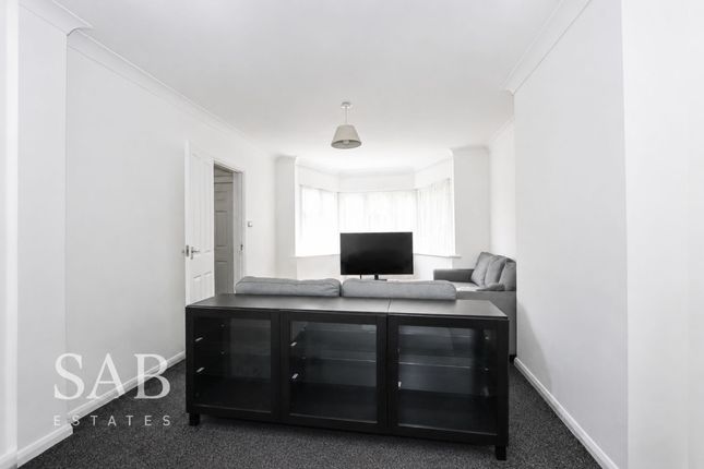 3 Newdene Avenue, Northolt photo 2
