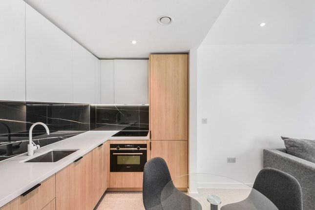 Apartment 506, Bouchon Point, 7, Cendal Crescent, London photo 3