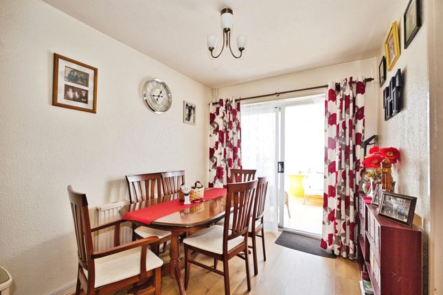 54, Larkspur Crescent, Yeovil photo 4