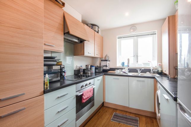 Flat for sale in Tamar Way, Slough