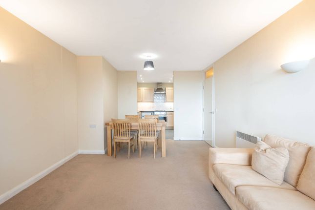 Flat to rent in Donnington Court, Willesden, London