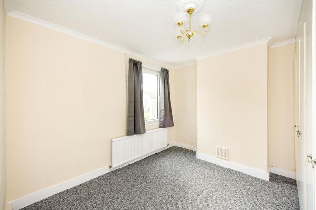 Maisonette to rent in Victoria Road, London