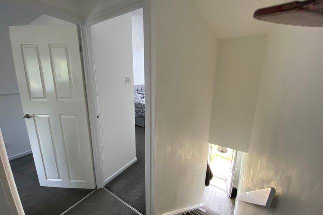 84, Gorseinon photo 4