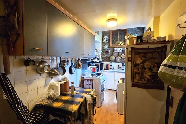 Flat 1, 11 Queen's Gate Gardens, London photo 4