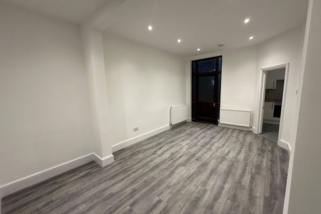 Lakeside Road, Palmers Green photo 3