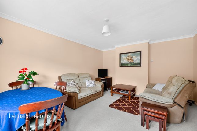Collier Close, Epsom photo 3