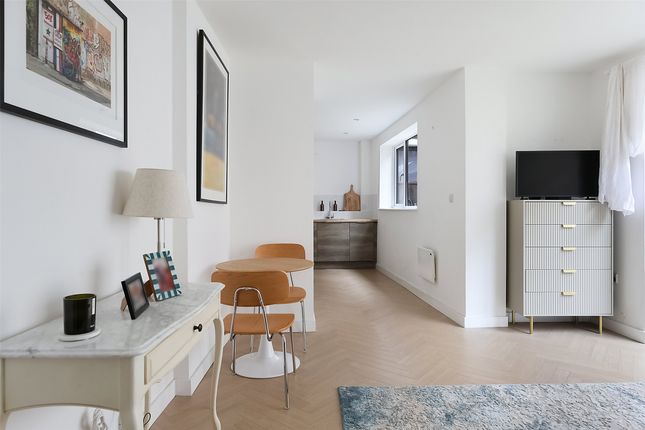 Flat 2, Park House 77-81,, Bell Street, Surrey photo 3