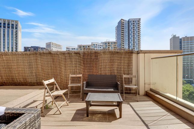 2-bed flat on Flat 197, Sienna Alto 2 Cornmill Lane, Canary Wharf, £350,000