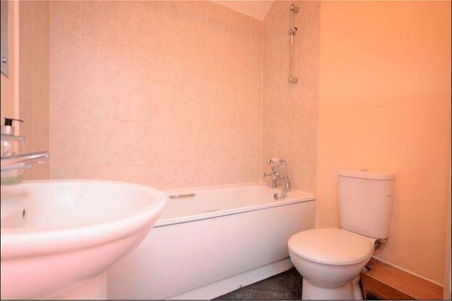 Flat to rent in Slough, Berkshire