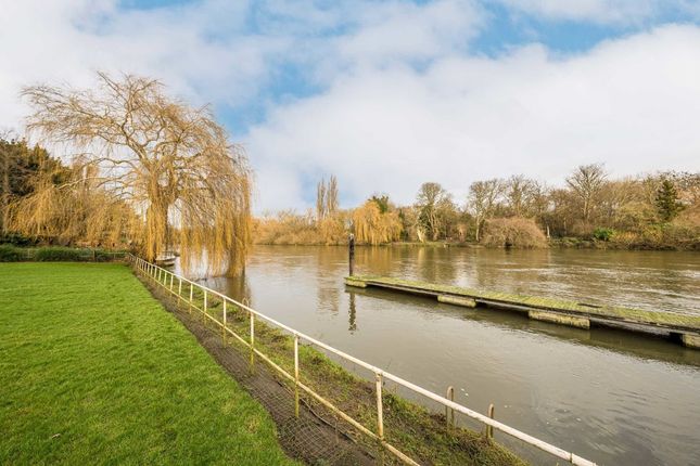 Flat for sale in Strawberry Vale, Twickenham